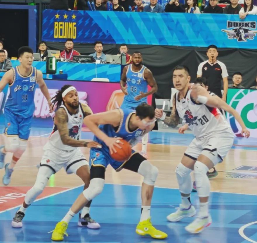 华体会体育内容-目送压哨绝杀!周琦暴怒!这样咋打NBA啊...