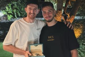 五年1.85亿即将生效！申京赠送劳力士 胸前写着：我老富了