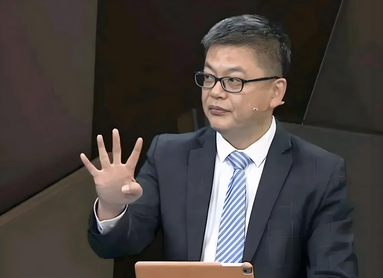 华体会体育品牌-2连胜!苏群中肯点评,指出了男篮赢球的3大原因
